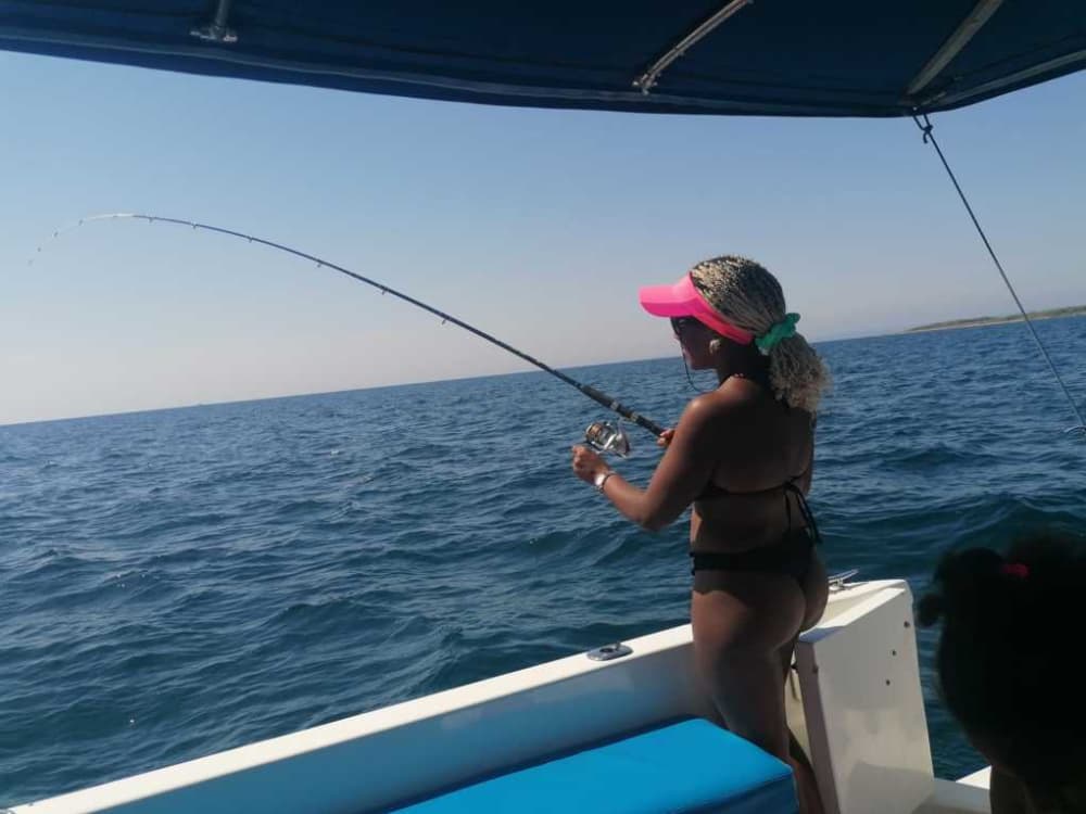 Esplora Taranto in barca: una giornata intera sull'acqua a bordo di un motoscafo.