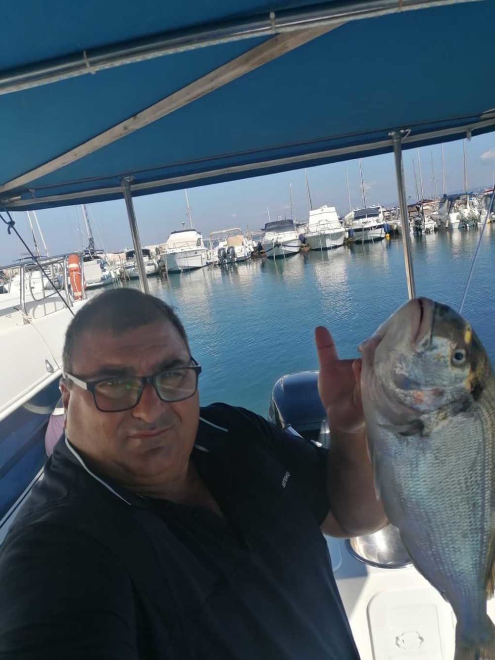 Esplora Taranto in barca: una giornata intera sull'acqua a bordo di un motoscafo.