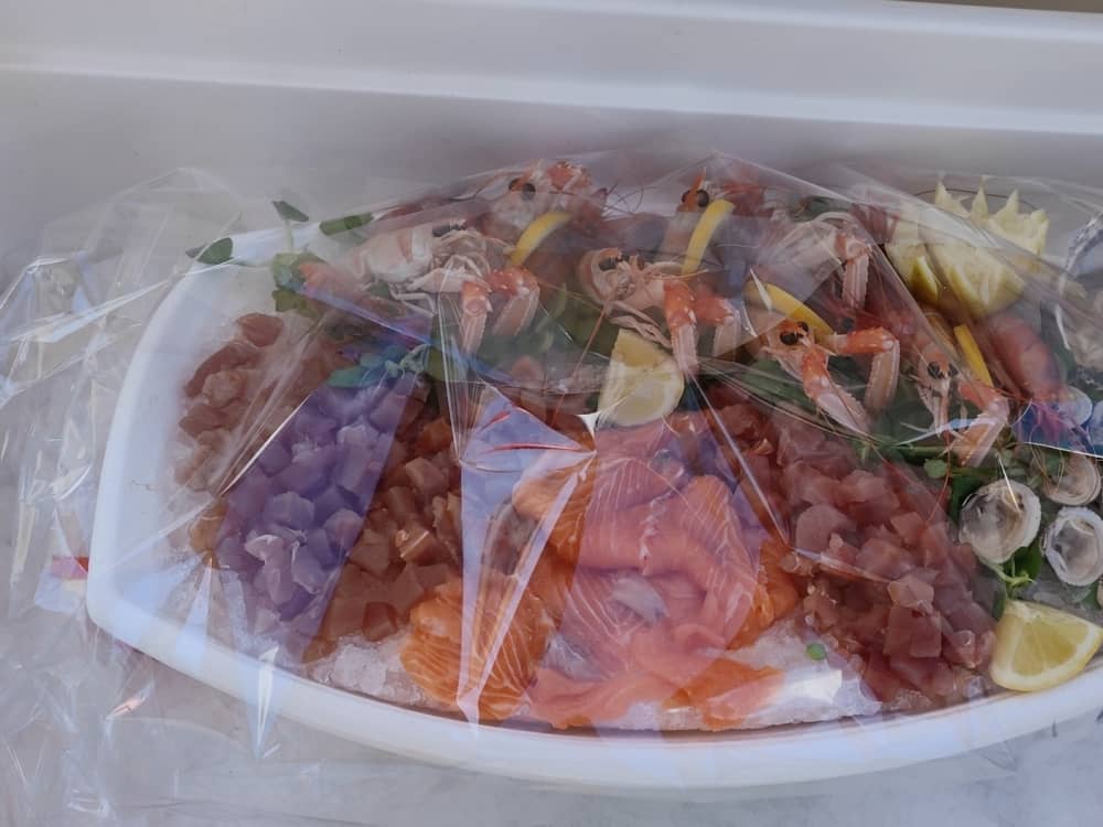 Esplora Taranto in barca: una giornata intera sull'acqua a bordo di un motoscafo.