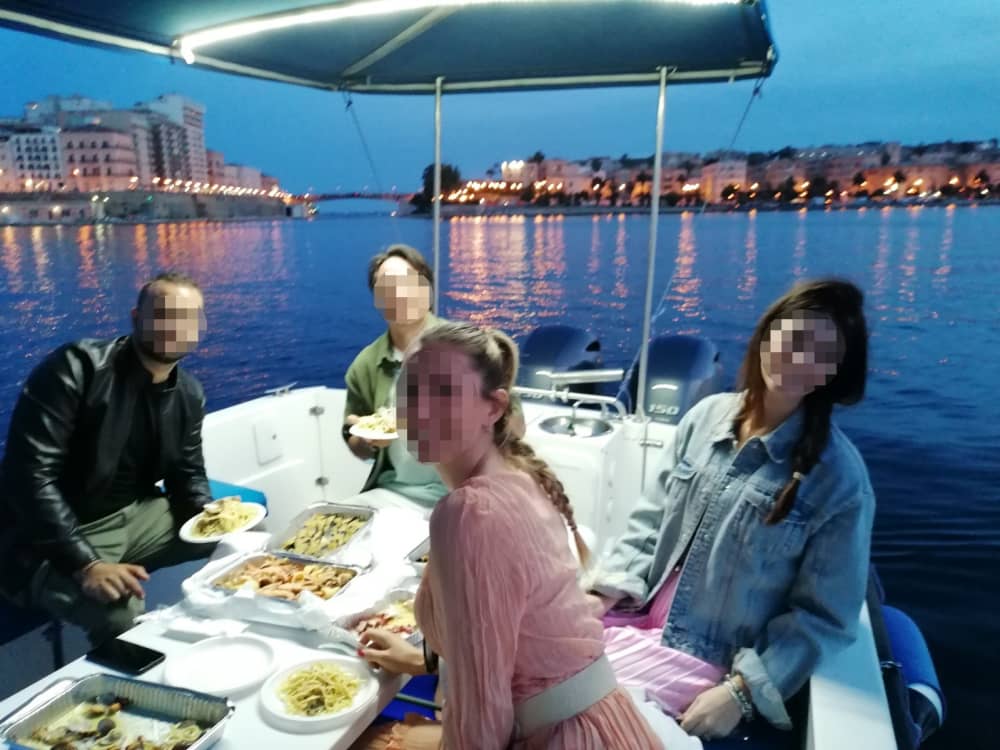 Esplora Taranto in barca: una giornata intera sull'acqua a bordo di un motoscafo.