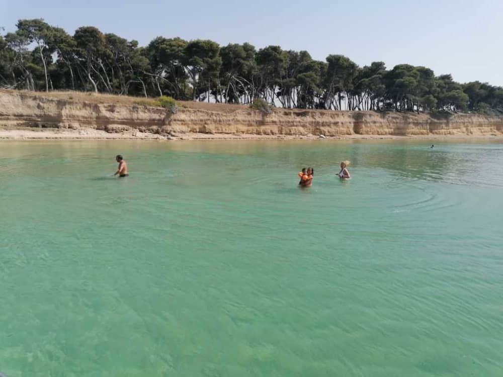 Esplora Taranto in barca: una giornata intera sull'acqua a bordo di un motoscafo.