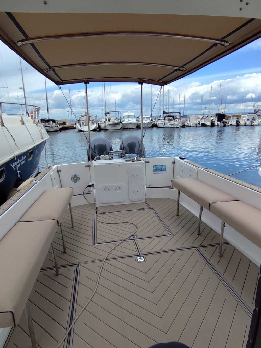 Esplora Taranto in barca: una giornata intera sull'acqua a bordo di un motoscafo.