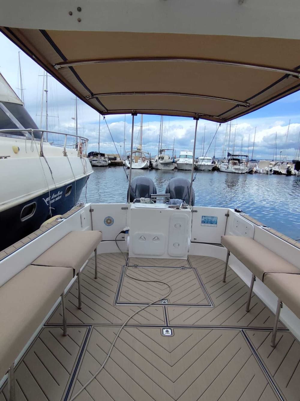 Esplora Taranto in barca: una giornata intera sull'acqua a bordo di un motoscafo.