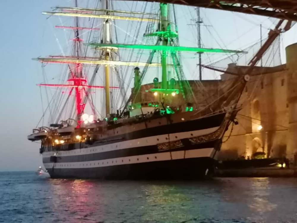 Esplora Taranto in barca: una giornata intera sull'acqua a bordo di un motoscafo.