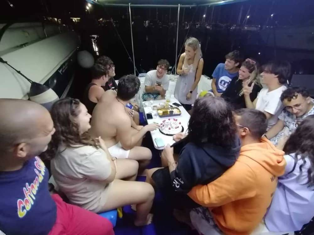 Esplora Taranto in barca: una giornata intera sull'acqua a bordo di un motoscafo.