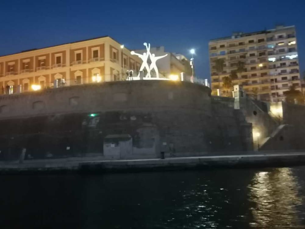 Esplora Taranto in barca: una giornata intera sull'acqua a bordo di un motoscafo.