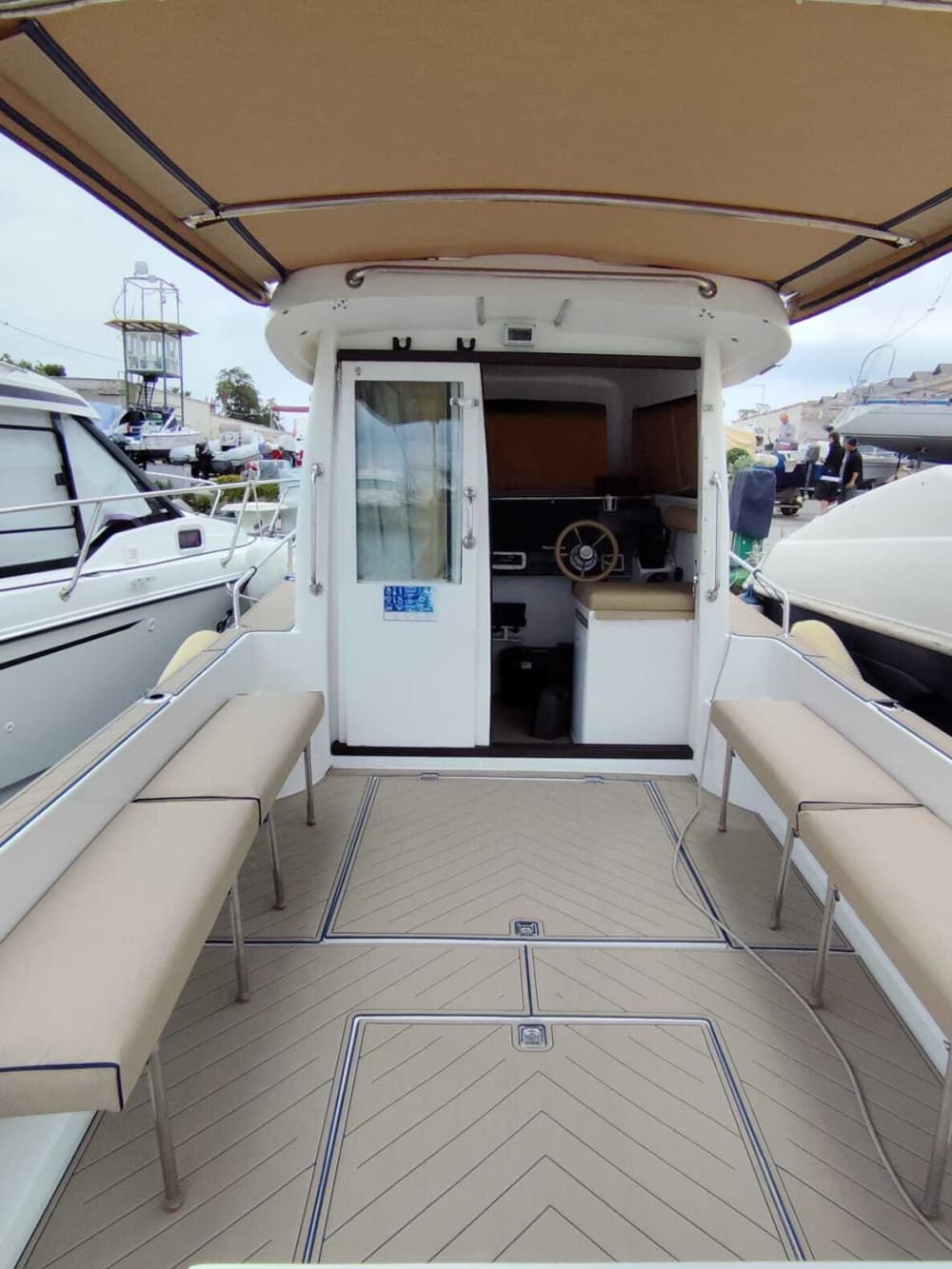 Esplora Taranto in barca: una giornata intera sull'acqua a bordo di un motoscafo.