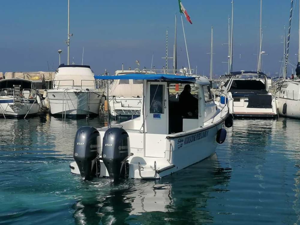 Esplora Taranto in barca: una giornata intera sull'acqua a bordo di un motoscafo.
