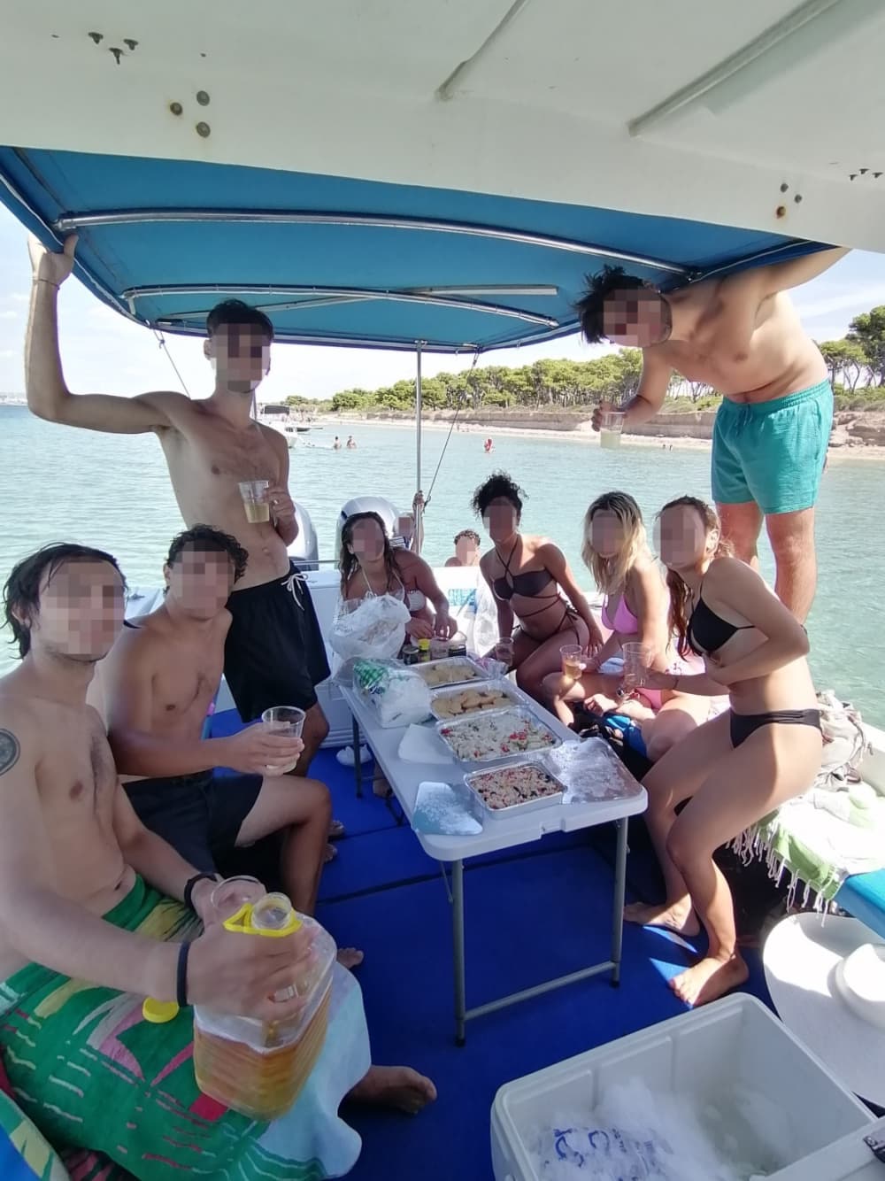 Esplora Taranto in barca: una giornata intera sull'acqua a bordo di un motoscafo.