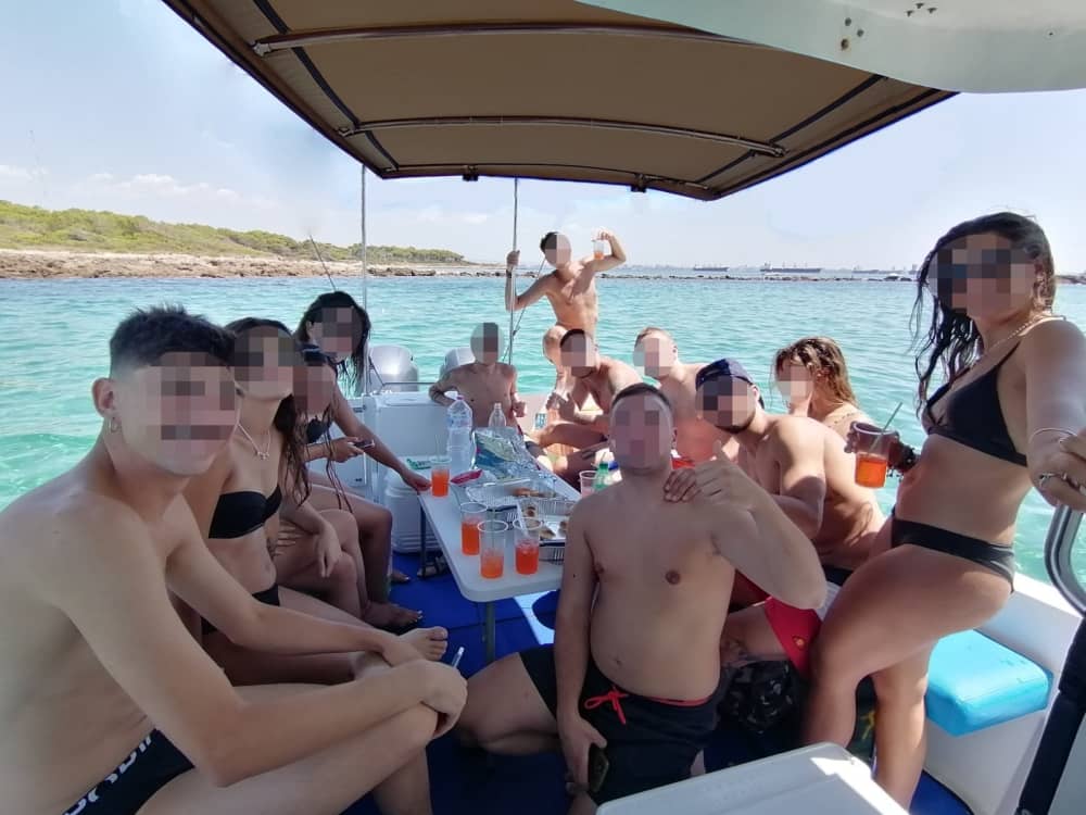 Esplora Taranto in barca: una giornata intera sull'acqua a bordo di un motoscafo.