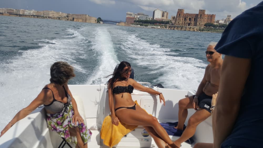 Esplora Taranto in barca: una giornata intera sull'acqua a bordo di un motoscafo.