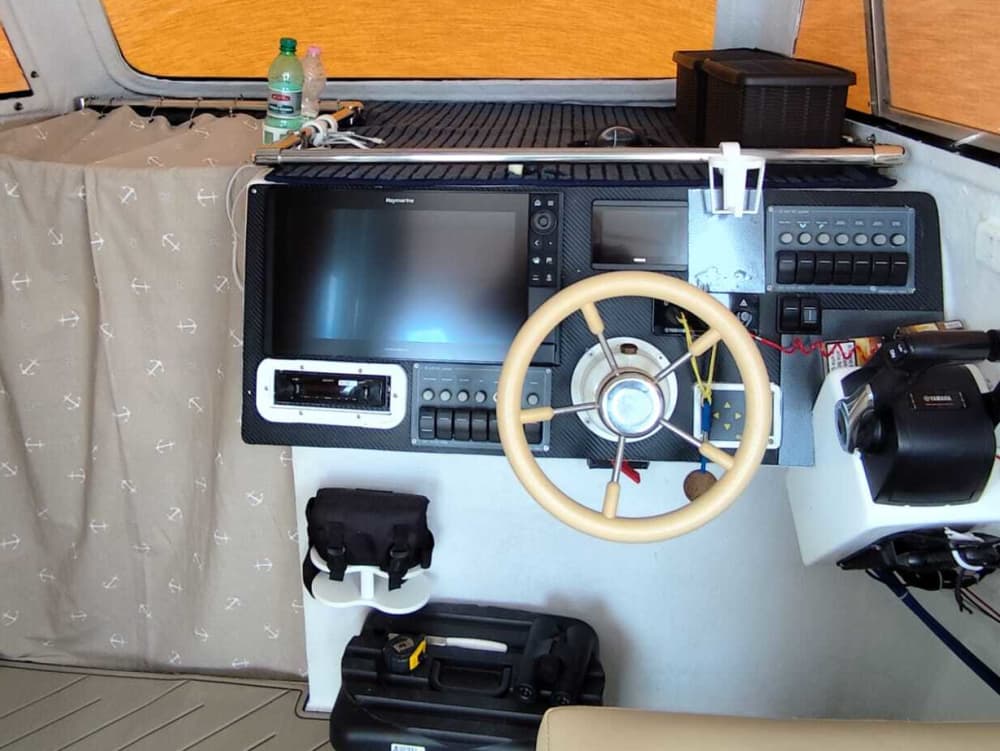 Esplora Taranto in barca: una giornata intera sull'acqua a bordo di un motoscafo.