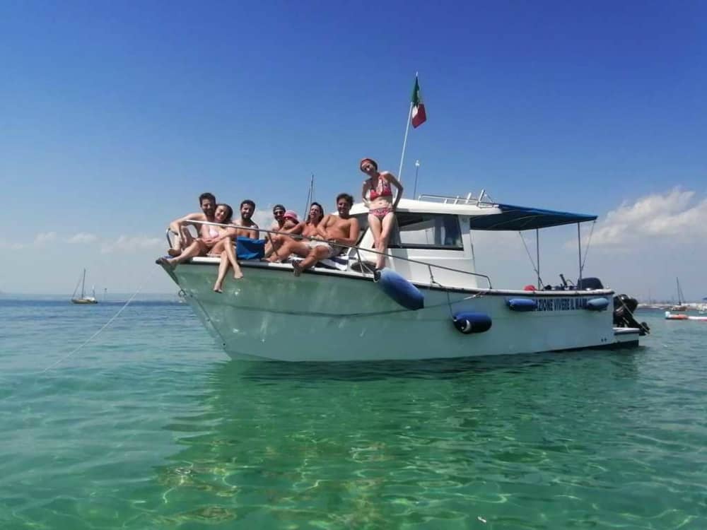 Esplora Taranto in barca: una giornata intera sull'acqua a bordo di un motoscafo.