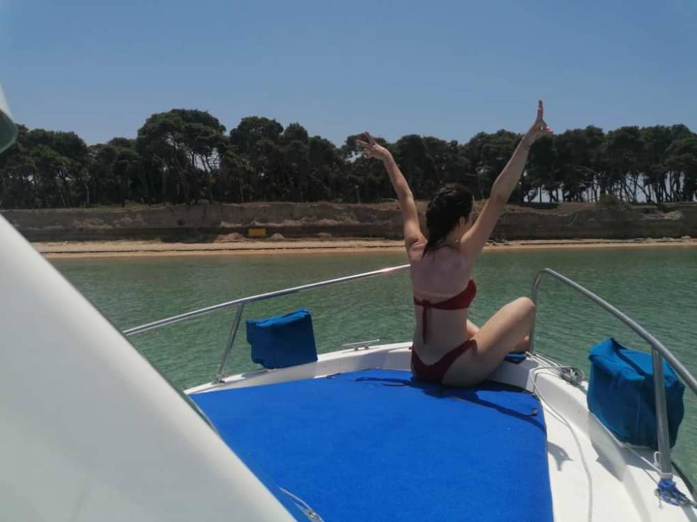 Esplora Taranto in barca: una giornata intera sull'acqua a bordo di un motoscafo.