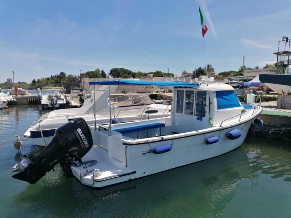 Esplora Taranto in barca: una giornata intera sull'acqua a bordo di un motoscafo.