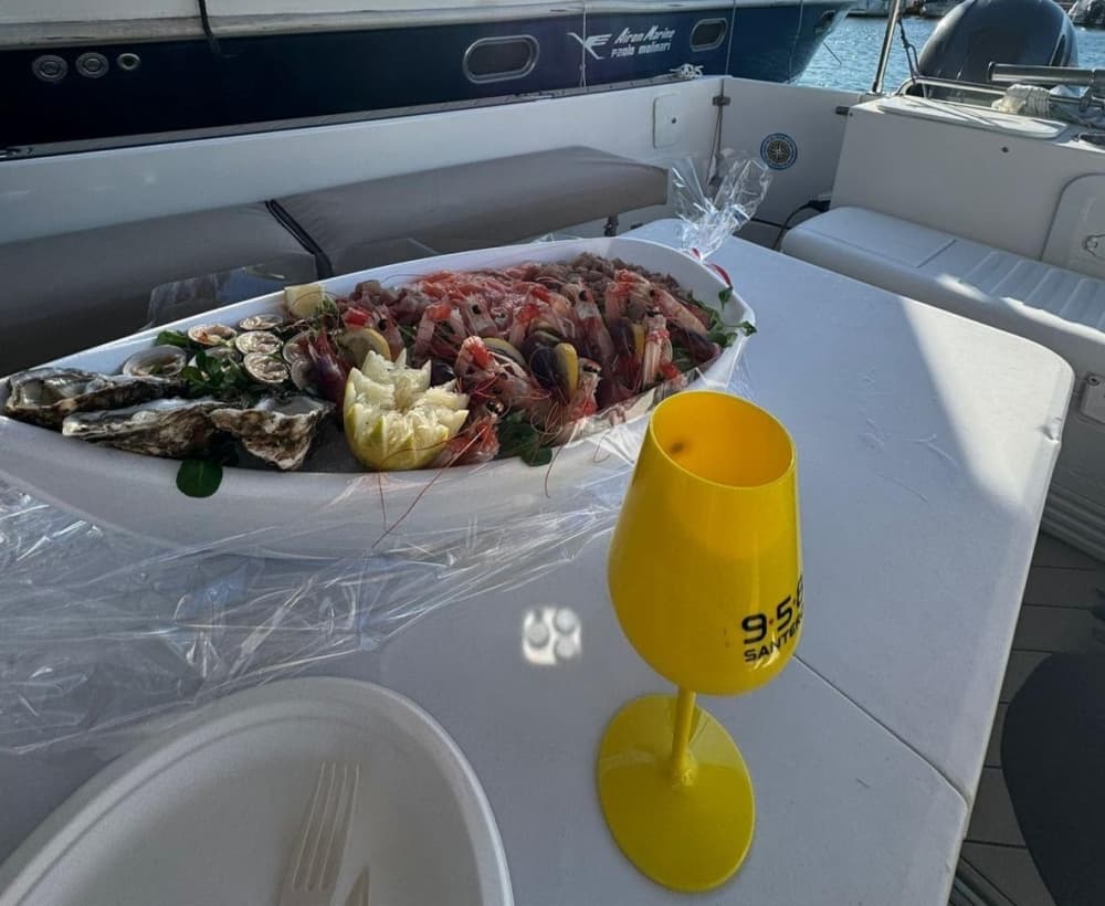 Esplora Taranto in barca: una giornata intera sull'acqua a bordo di un motoscafo.