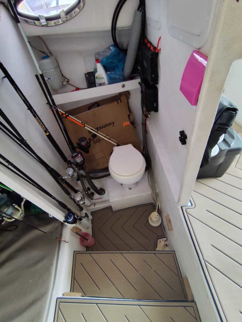 Esplora Taranto in barca: una giornata intera sull'acqua a bordo di un motoscafo.