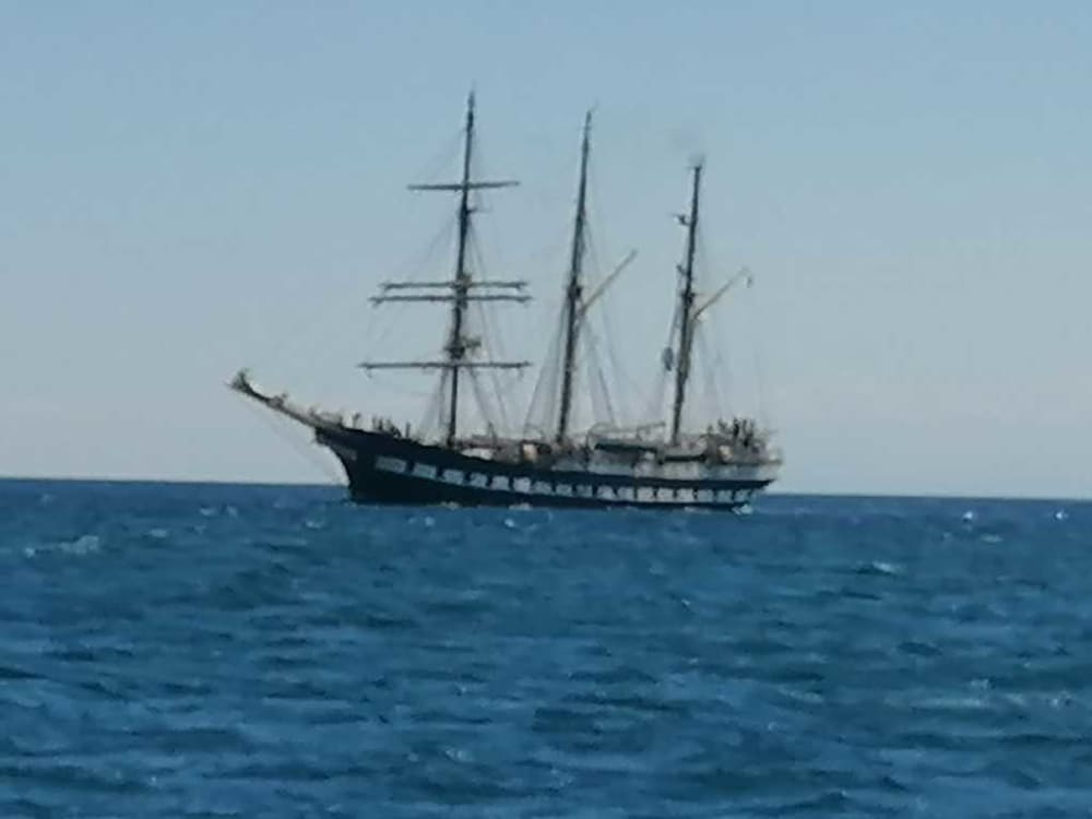 Esplora Taranto in barca: una giornata intera sull'acqua a bordo di un motoscafo.