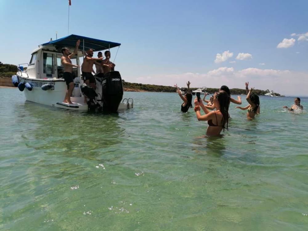 Esplora Taranto in barca: una giornata intera sull'acqua a bordo di un motoscafo.