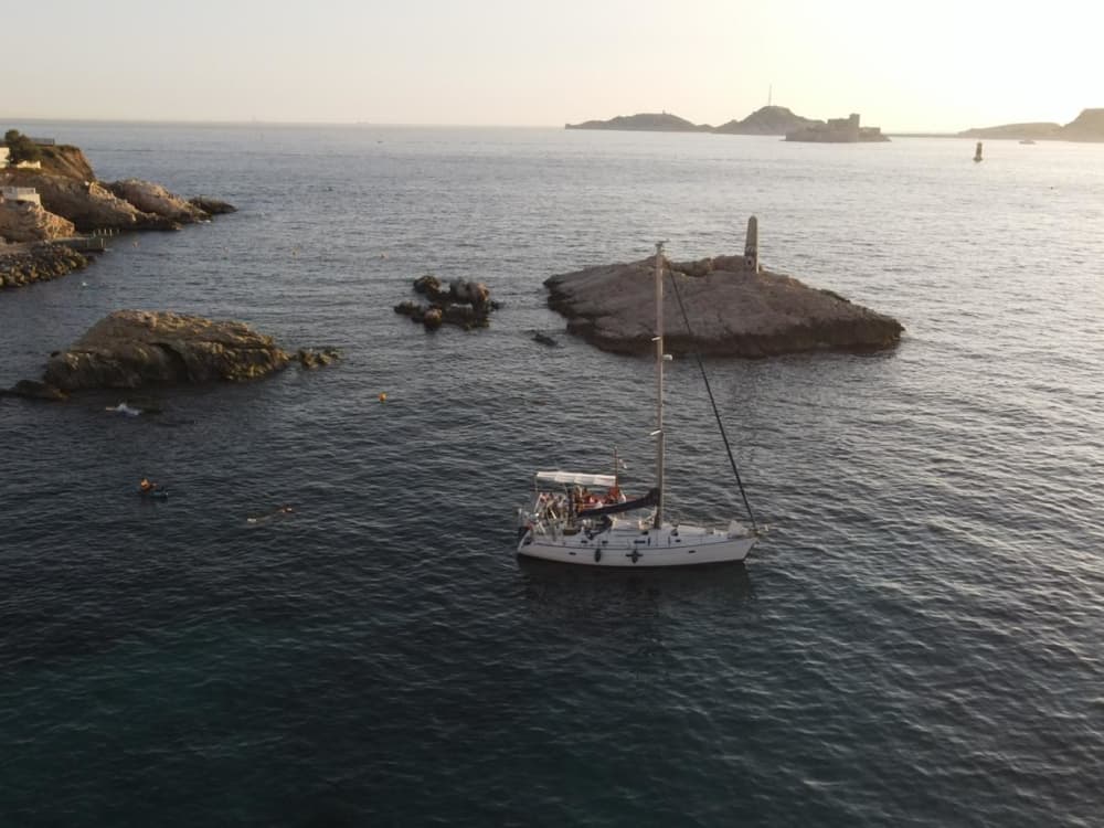Zonsonderganguitje in een beschutte baai