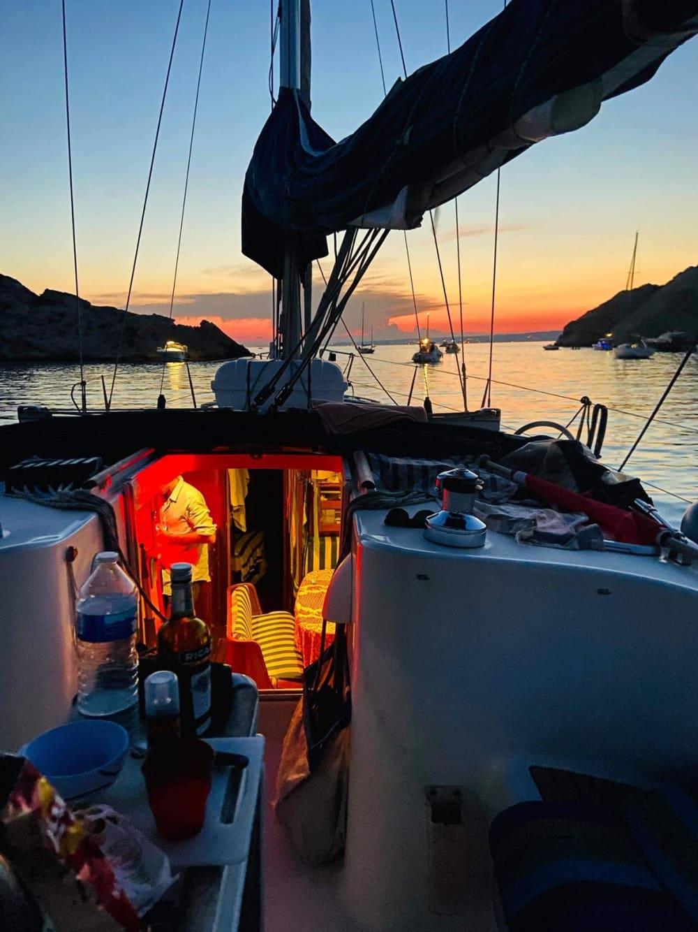 Zonsonderganguitje in een beschutte baai