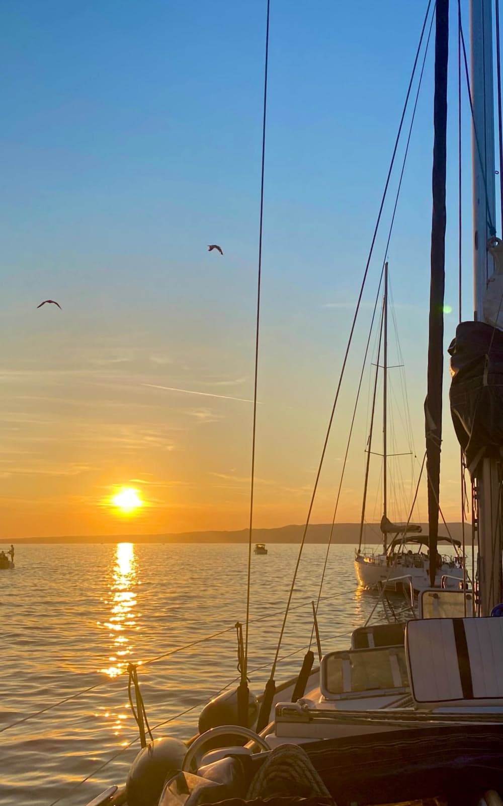 Zonsonderganguitje in een beschutte baai