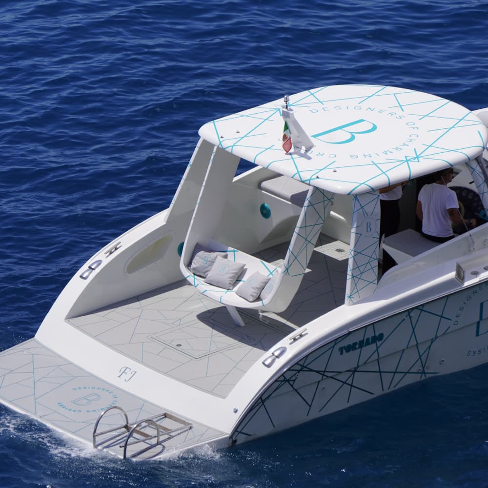 Capri: Passeio de barco privado de 7 horas com bebidas e tempo livre na ilha.