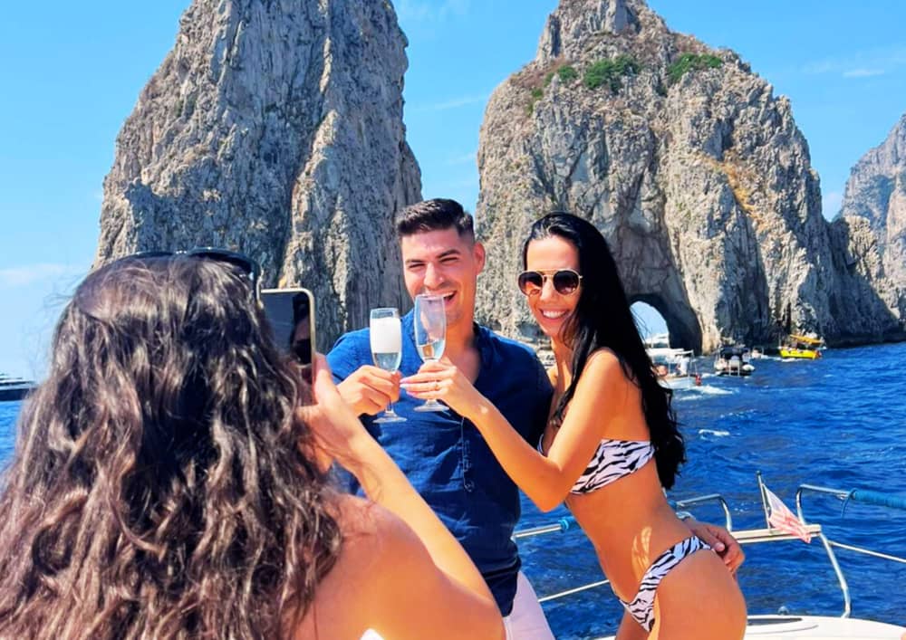 Capri: Passeio de barco privado de 7 horas com bebidas e tempo livre na ilha.
