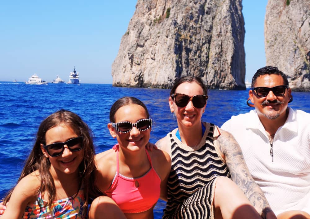 Capri: Passeio de barco privado de 7 horas com bebidas e tempo livre na ilha.