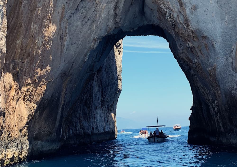 Capri: Passeio de barco privado de 7 horas com bebidas e tempo livre na ilha.