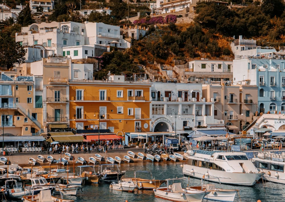 Capri: Passeio de barco privado de 7 horas com bebidas e tempo livre na ilha.