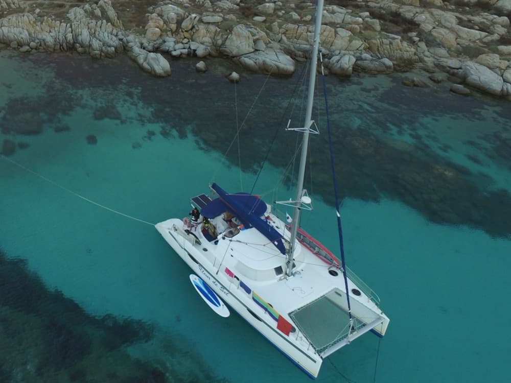Découvrez Porto-Vecchio en catamaran pour une journée complète.