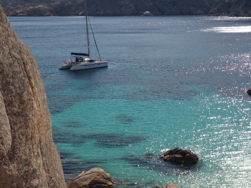 Ανακαλύψτε το Πόρτο Βέκιο με ένα καταμαράν για μια ολόκληρη μέρα