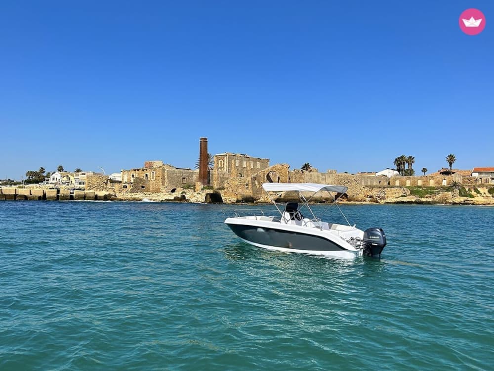 Jouw dag in Marzamemi: Huur een motorboot voor een dag vol ontdekkingen.