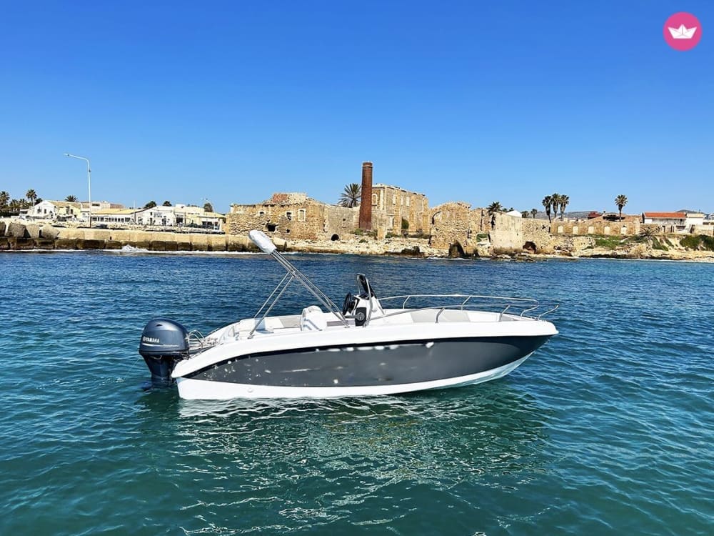 Jouw dag in Marzamemi: Huur een motorboot voor een dag vol ontdekkingen.