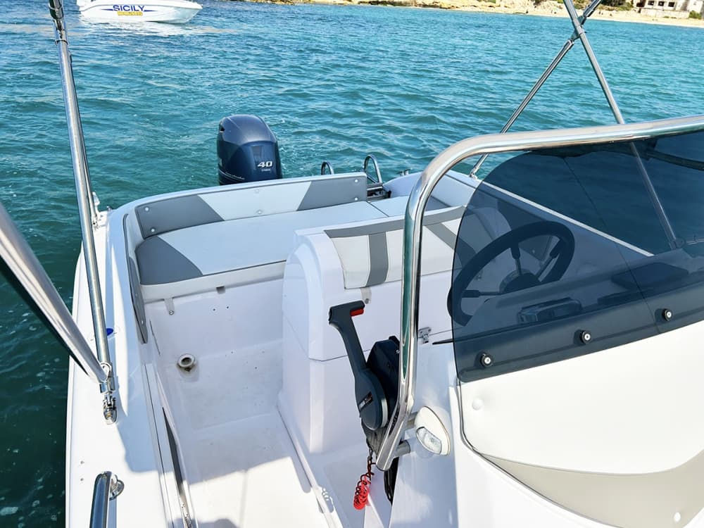 Jouw dag in Marzamemi: Huur een motorboot voor een dag vol ontdekkingen.