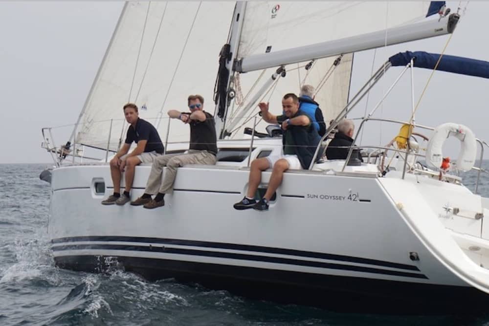Passeio de um dia inteiro de barco à vela em Sotogrande