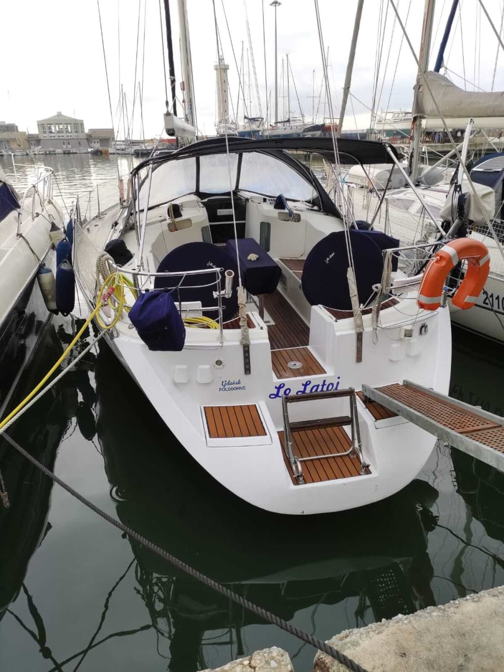 Scopri Viareggio con un'escursione in barca a vela di un'intera giornata.