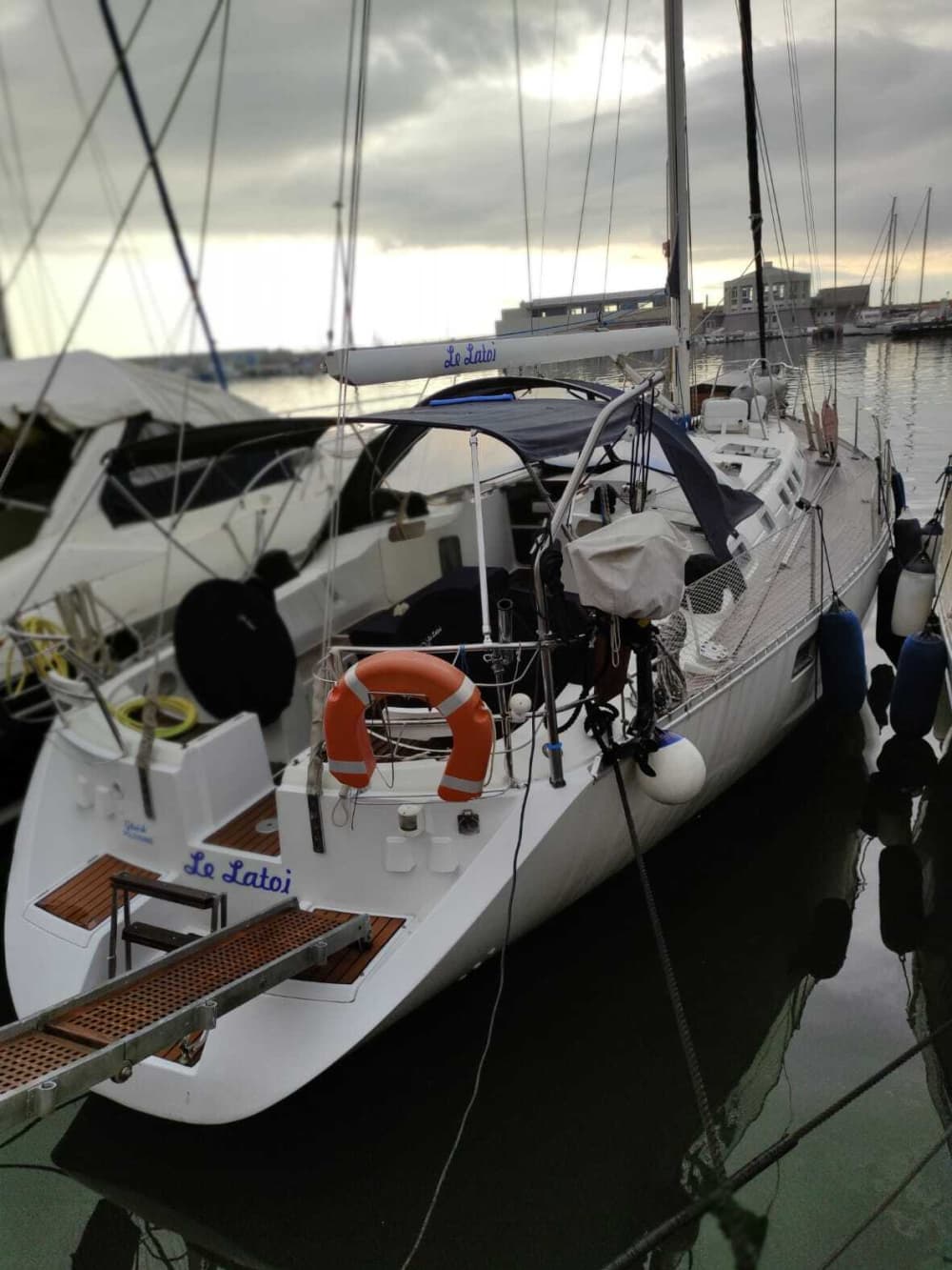 Scopri Viareggio con un'escursione in barca a vela di un'intera giornata.