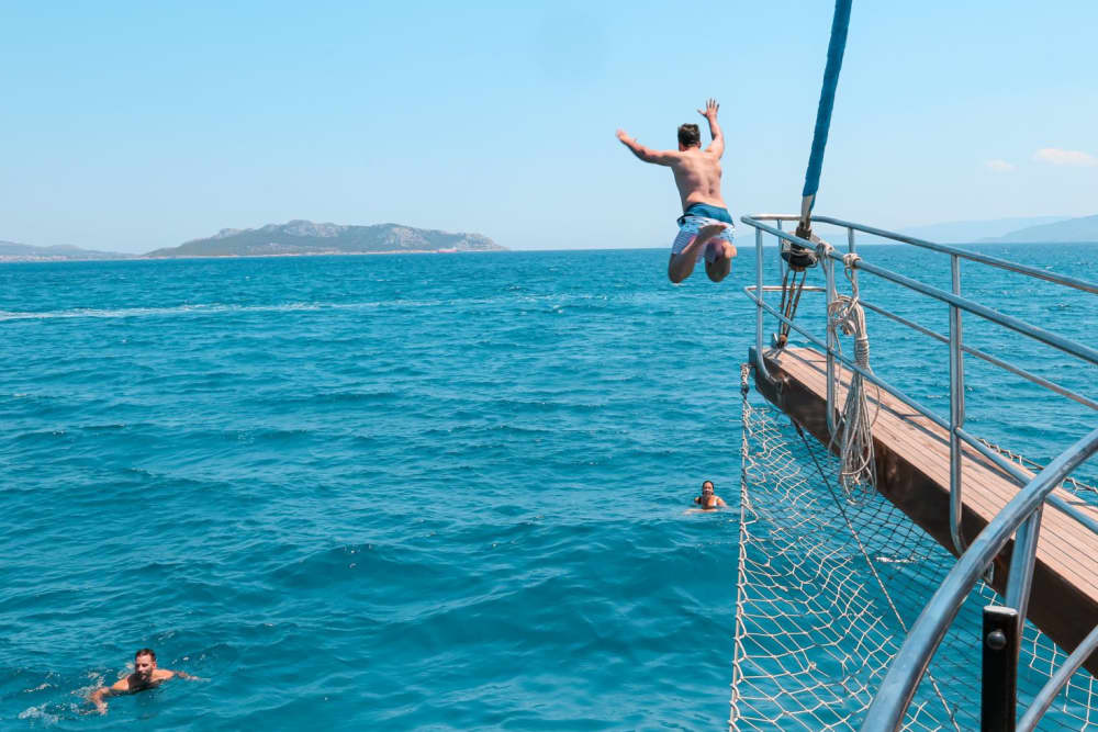 Goditi un'avventura in barca a vela di un'intera giornata