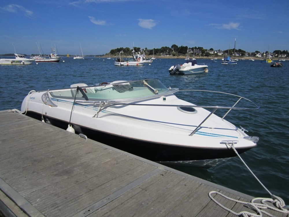 Su lancha motora privada para un día alrededor de Arzon