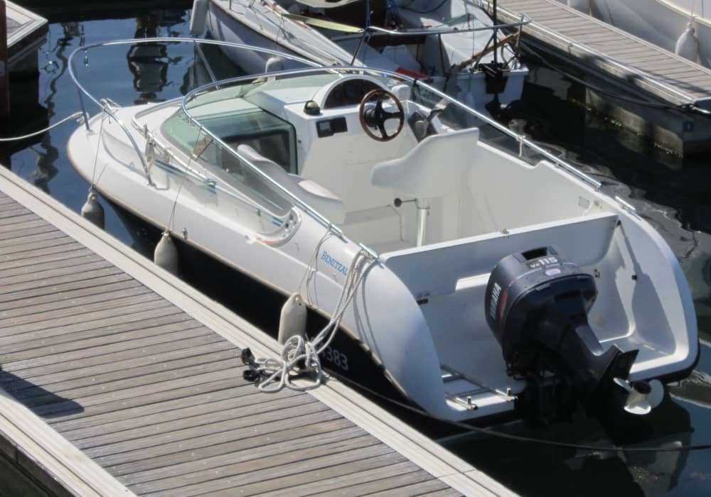 Su lancha motora privada para un día alrededor de Arzon