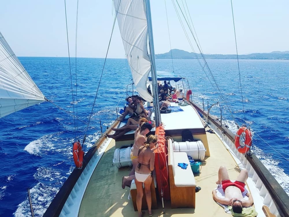 Esplora Rodi e goditi un'intera giornata di navigazione su una barca a vela.