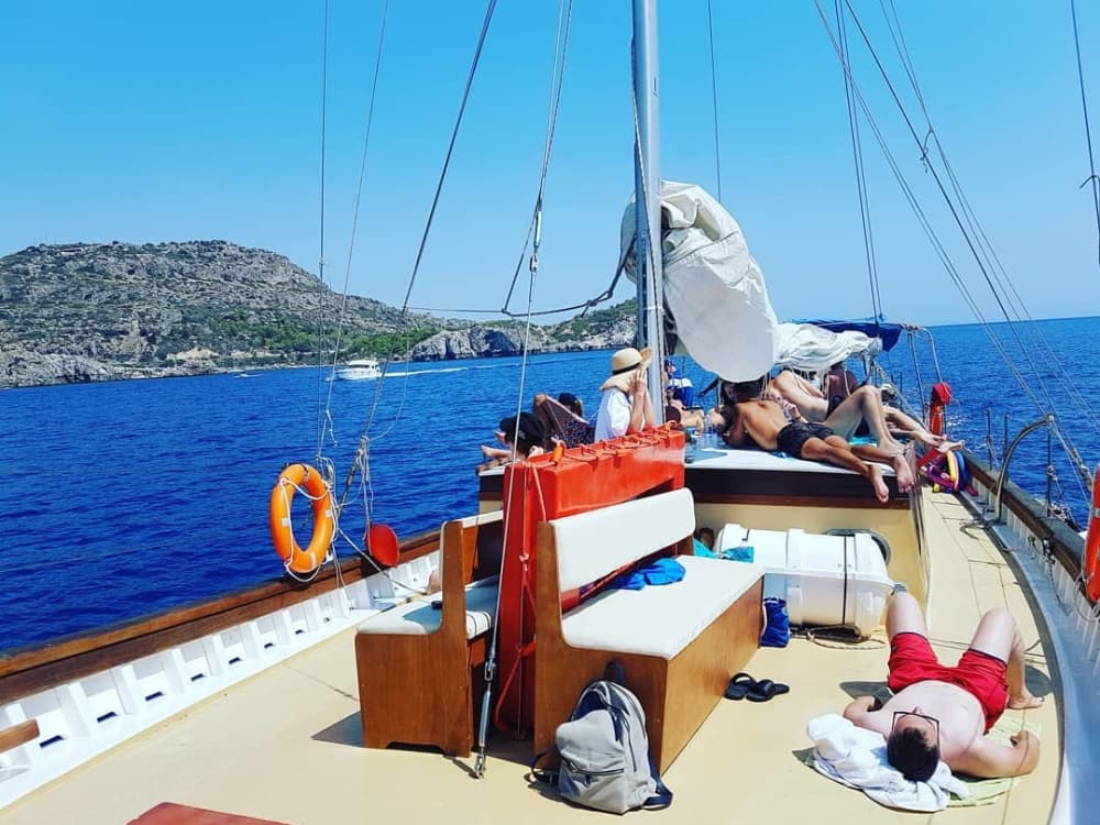 Explora Rodas y disfruta de un día completo navegando en velero.
