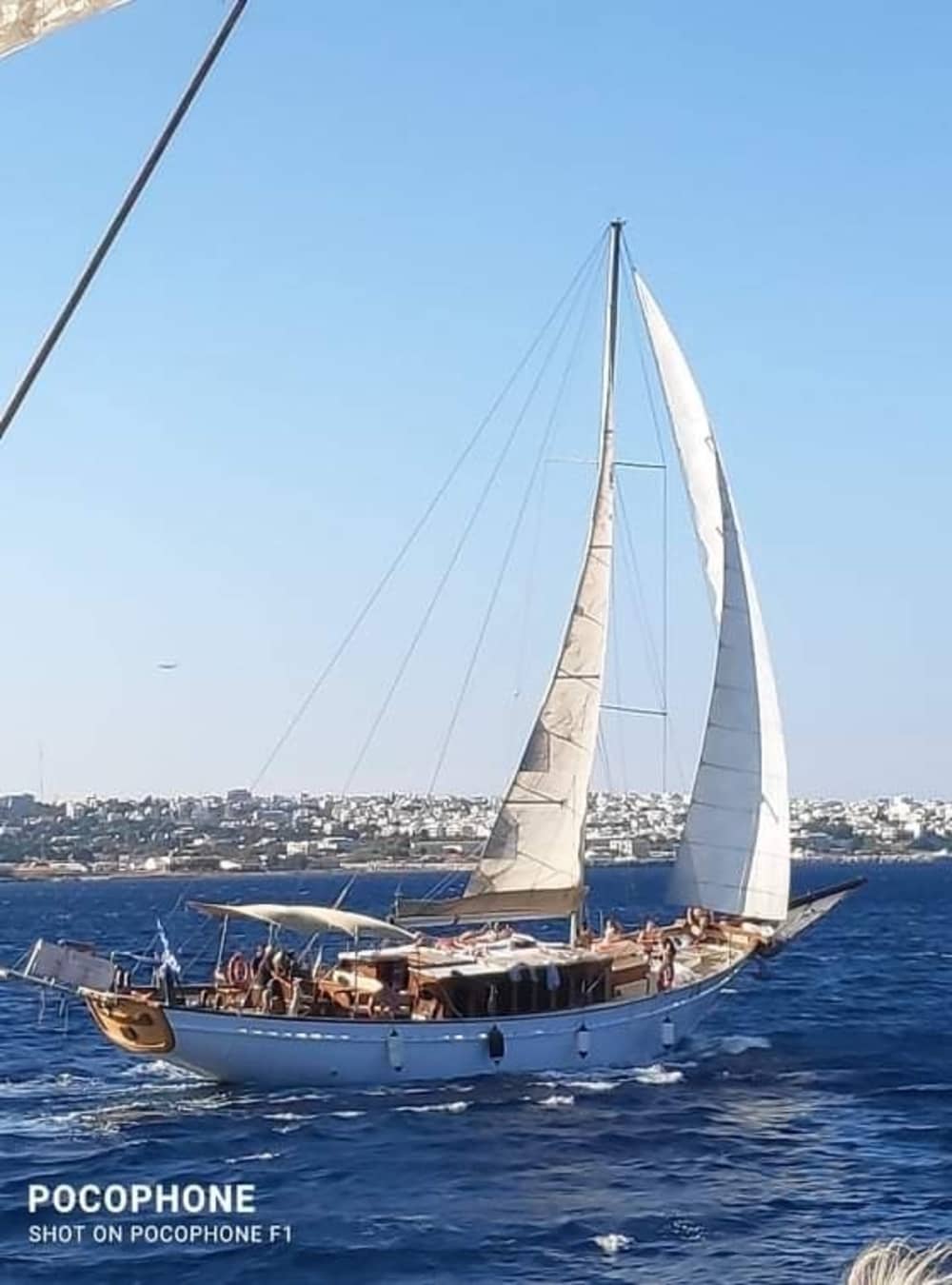 Explora Rodas y disfruta de un día completo navegando en velero.