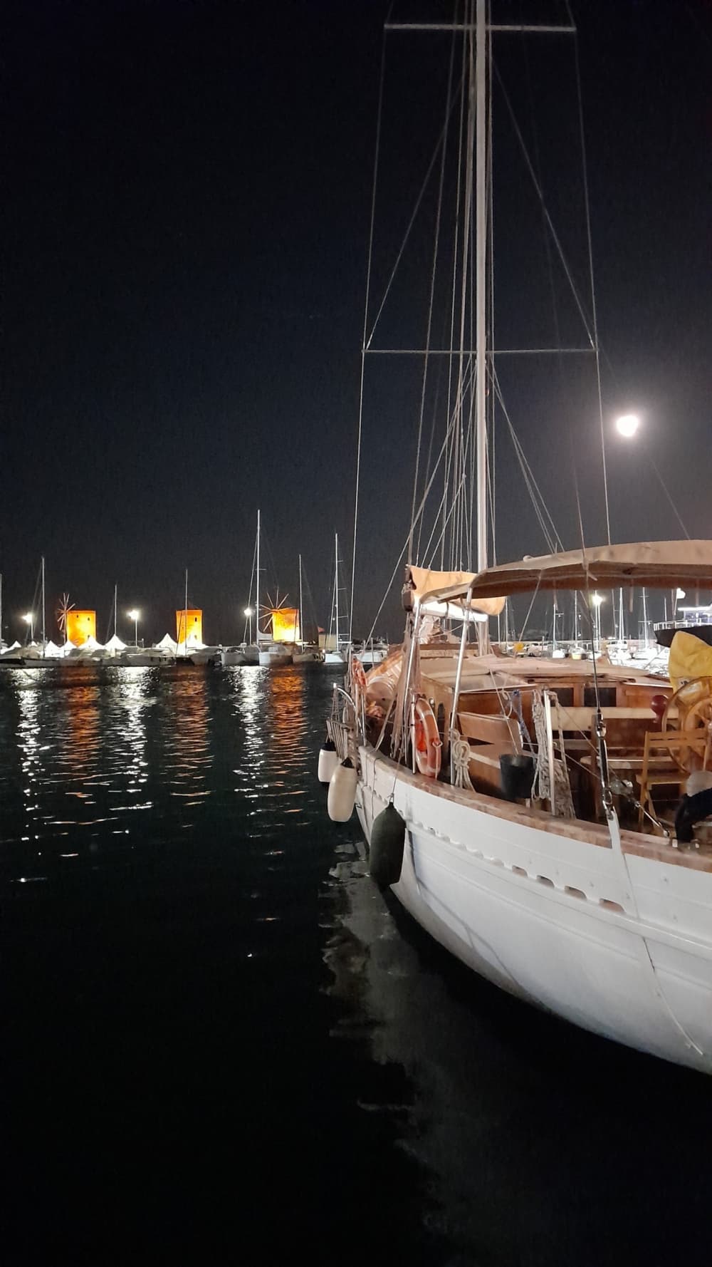 Rodos'u keşfedin ve yelkenli bir tekneyle tam gün yelken keyfinin tadını çıkarın.