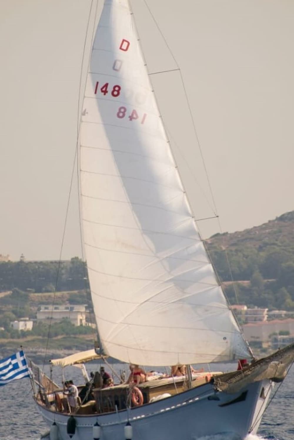 Explora Rodas y disfruta de un día completo navegando en velero.