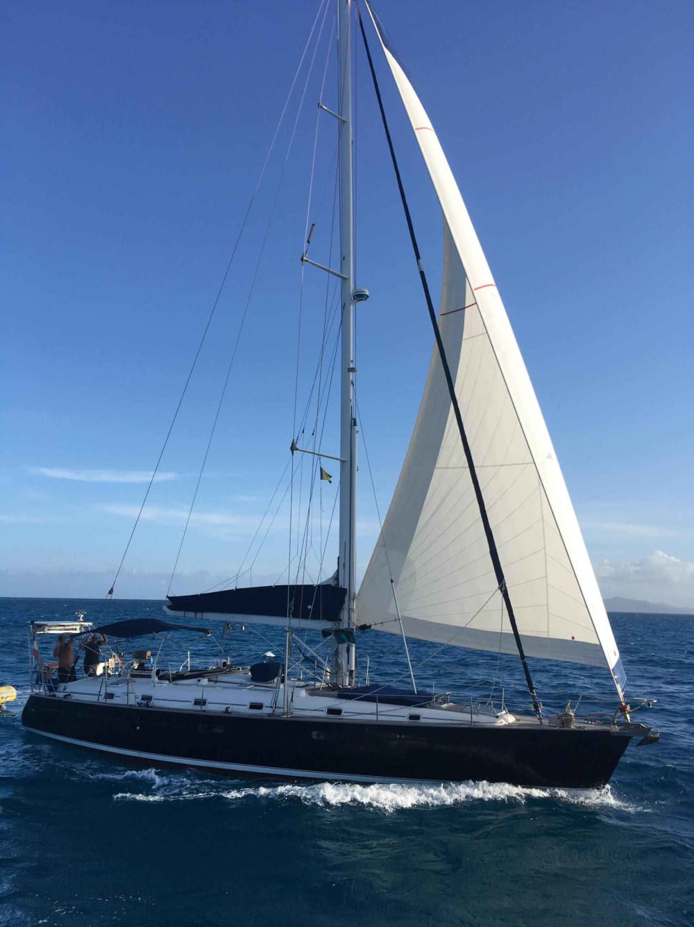 Explorez Les Trois-Îlets et profitez d'une journée complète de navigation à voile.