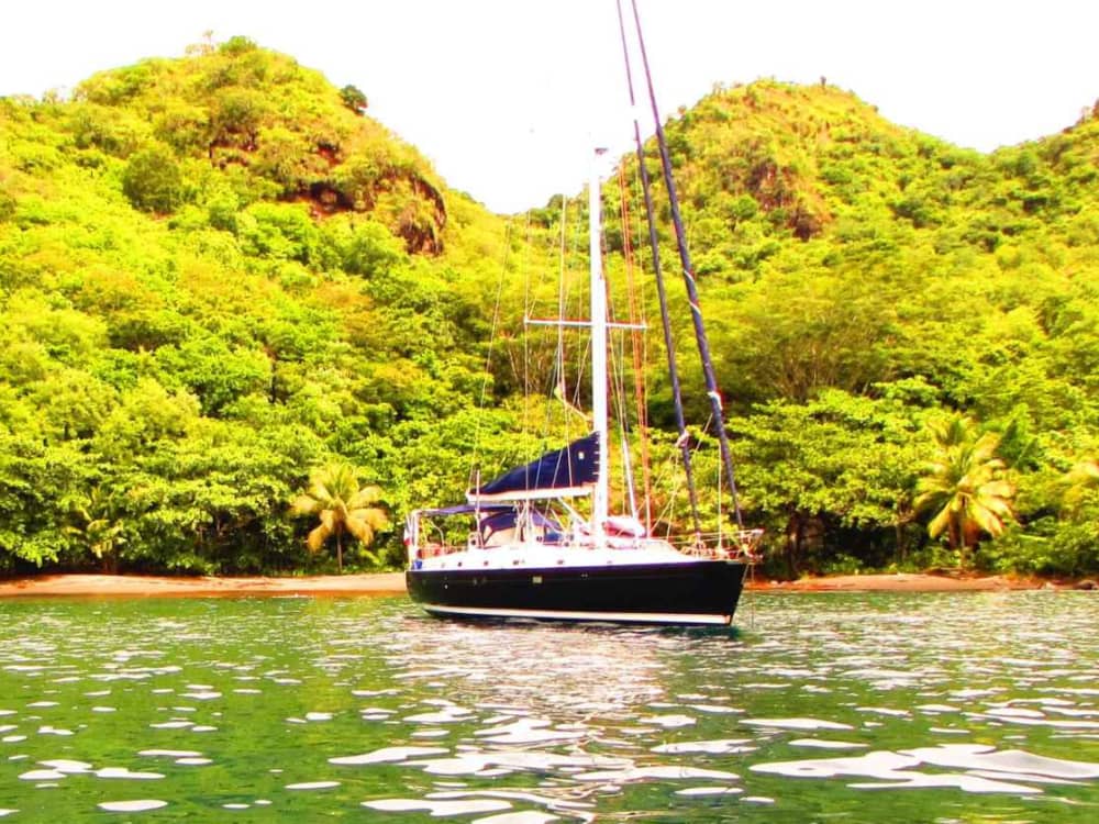 Explorez Les Trois-Îlets et profitez d'une journée complète de navigation à voile.