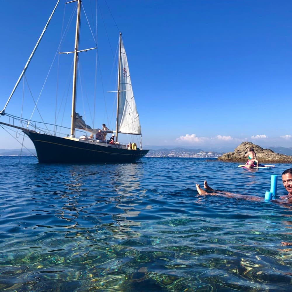 Giornata alla scoperta delle isole e delle calette selvagge con partenza da Sanary-sur-Mer